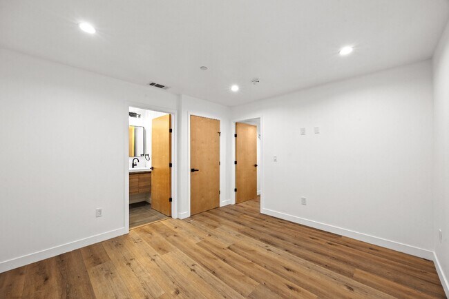 Building Photo - 3 BED 3 BATH | PRIVATE FRONT YARD | PRIVATE 2 CAR ATTACHED GARAGE | WASHER | DRYER | CENTRAL A/C