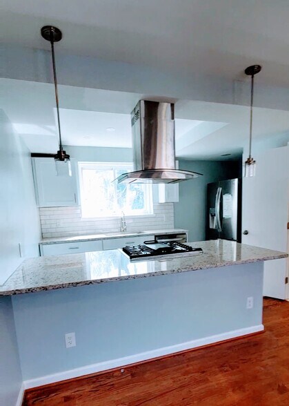 Kitchen island/ breakfast bar - 4223 Gault Pl NE