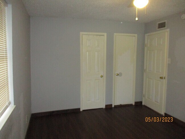 Building Photo - 1210 N Oak St