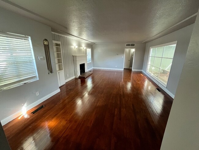 Primary Photo - 1308 N Delno Ave