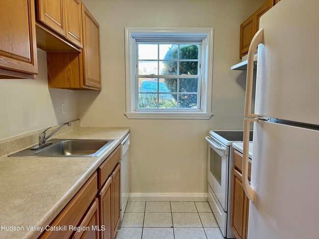 Building Photo - 16 Huguenot St