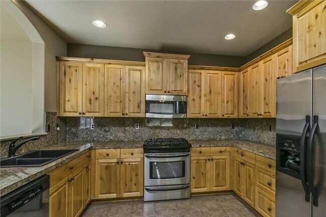 Building Photo - 63086 Dakota Dr