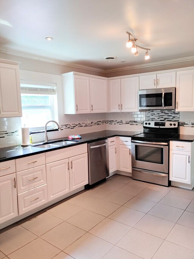 Building Photo - 1390 Park Ave NW