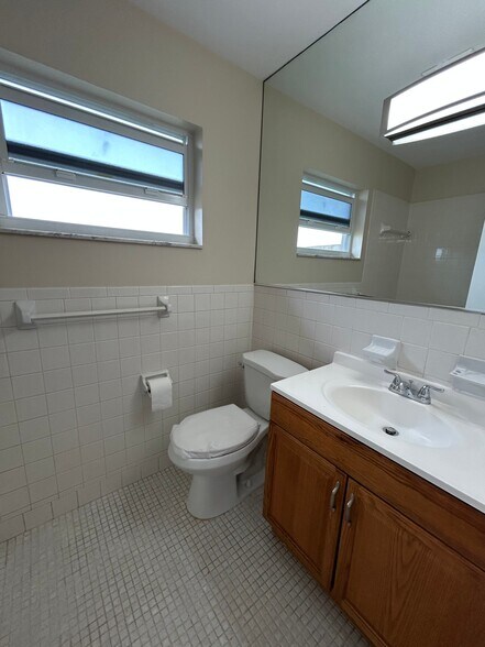 Building Photo - 1611 Green Ln