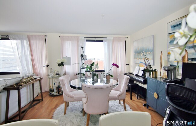 Building Photo - 300 Broad St