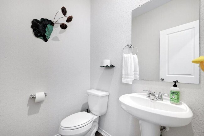 Building Photo - Move in Ready and FULLY FURNISHED 3 BD/2 B...