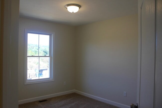 Building Photo - 113 Cedar Point Ln