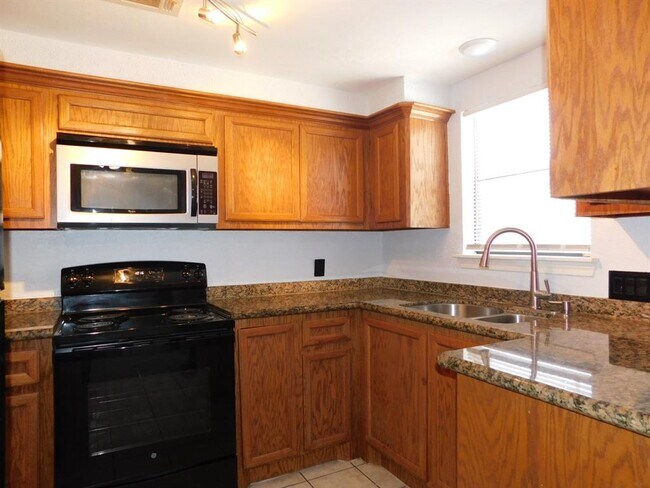 Building Photo - 11710 Southlake Dr