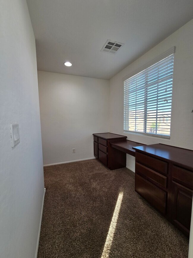 Building Photo - 3 BEDROOM, 2 1/2 BATHROOM, 2 STORY HOME in NW Las Vegas!!!