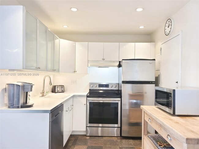 Building Photo - 401 Golden Isles Dr