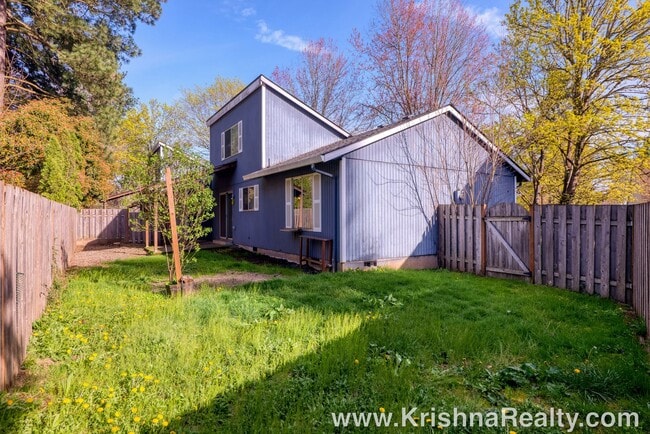 Building Photo - Charming 3 Bedroom | 2 Bathroom Duplex | Private Backyard | Near Washington Square Mall