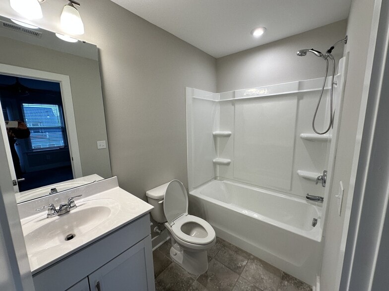 Building Photo - 16042 Roscoe Ln