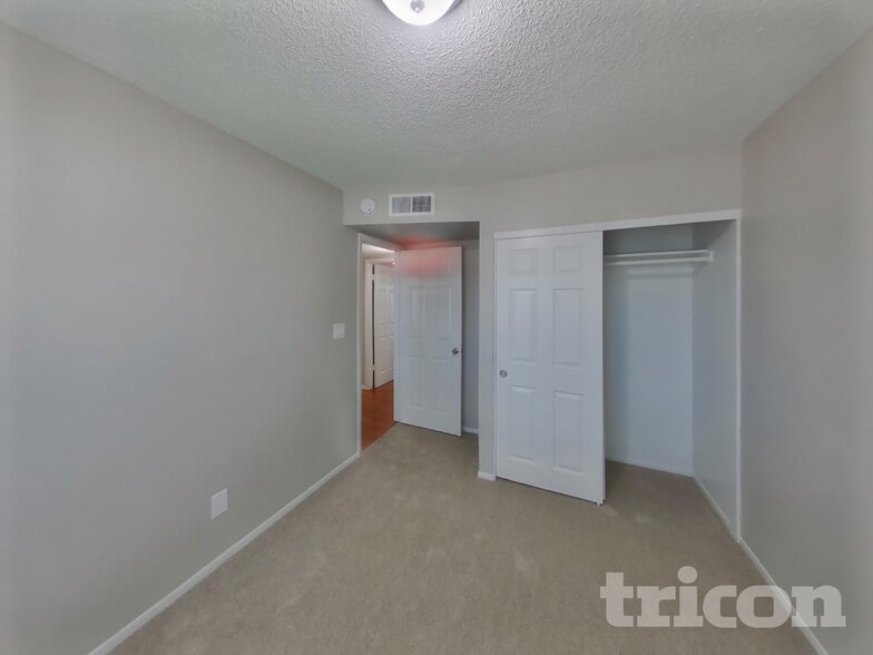 Building Photo - 9833 N 47th Dr