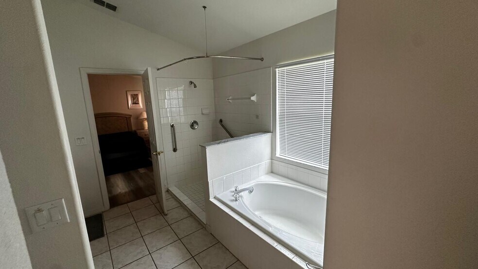 Bath and shower - 2651 Oneida Loop