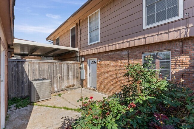 Building Photo - 1076 Willow Oaks Cir