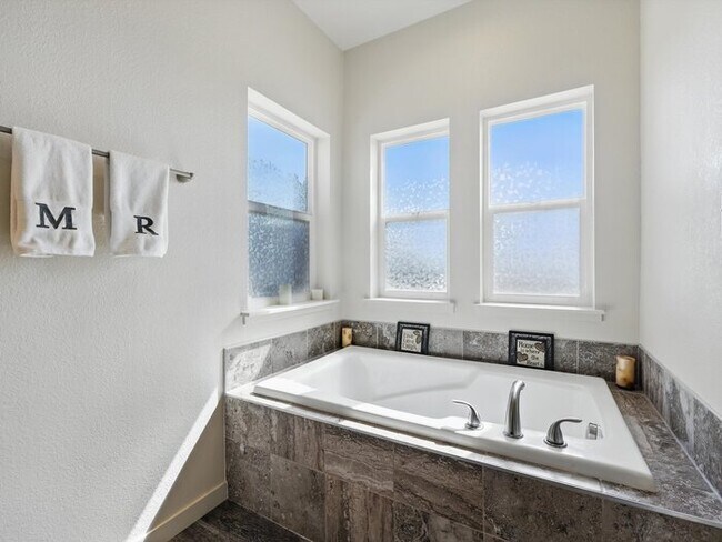Building Photo - 1382 N Ladonia Dr