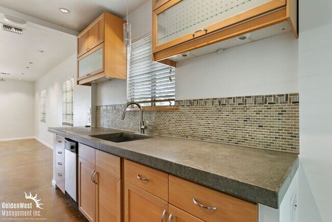 Building Photo - Charming 2Bdm 2Ba Home with Modern Studio ADU in Uptown Phoenix!