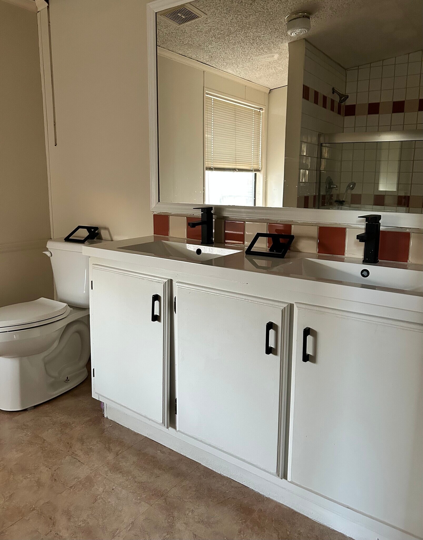 En suite master bath - 917 Castle Rock St