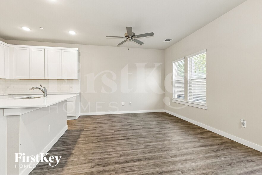 Building Photo - 313 N Centro Cir