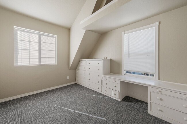 Building Photo - Sanders Beach home 3 bed 2 bath with second living room