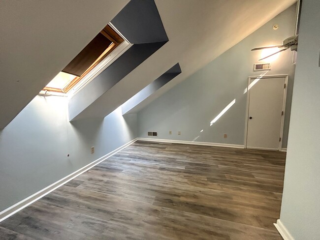 Building Photo - Spacious Contemporary Home in a Private Wo...