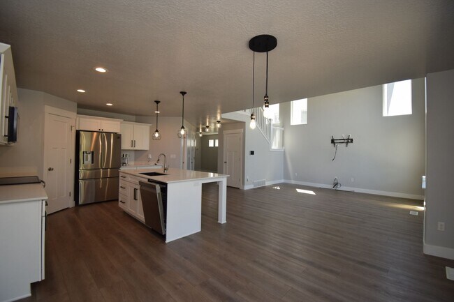 Building Photo - Quiet Family Friendly 4 Bed Home in Bluffdale!!