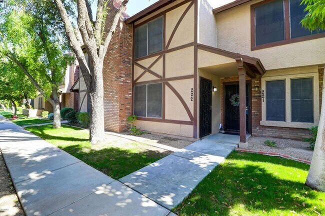 Building Photo - Updated 2 Bed/2.5 Bath Townhome in Great W...