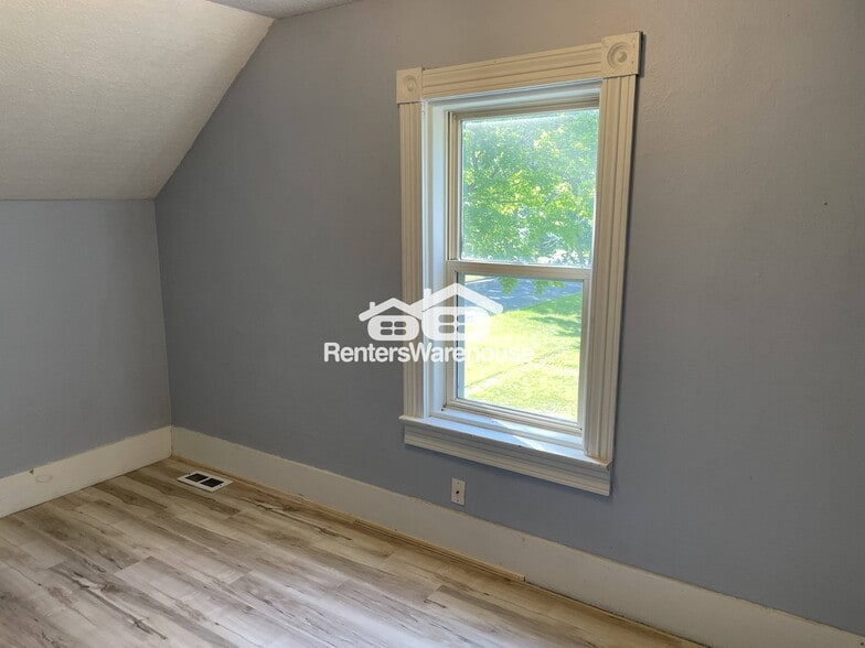 Building Photo - 1509 8th St E