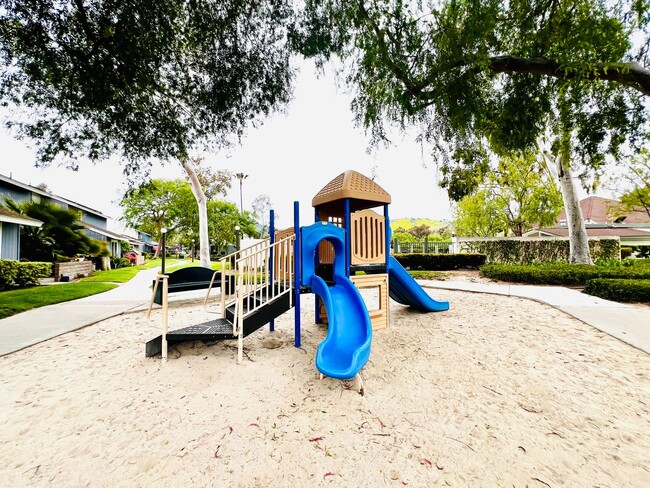 Building Photo - Spacious 3 bedroom 2 bath with attached ga...