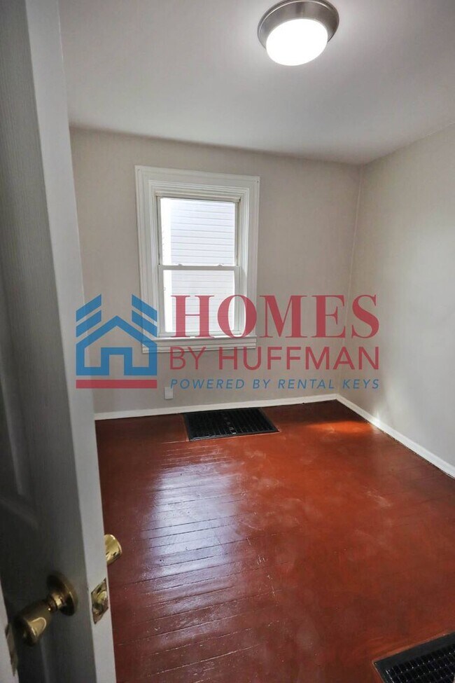 Building Photo - Two Bedroom House | Move In Ready!