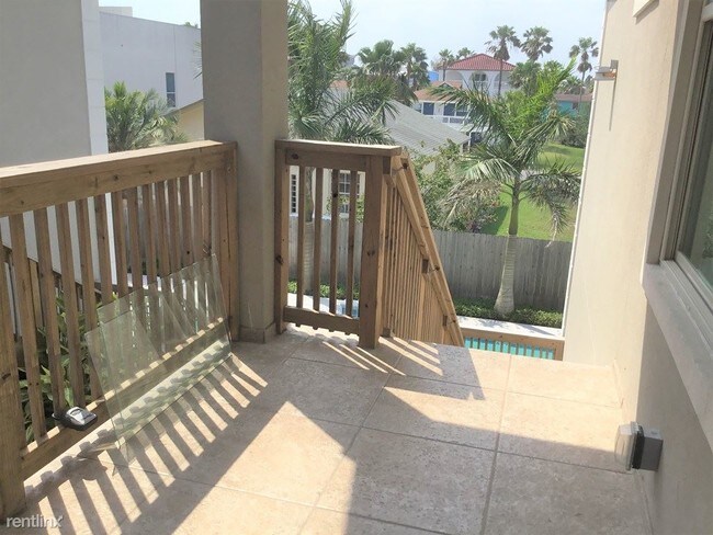 Building Photo - 107 E Acapulco St