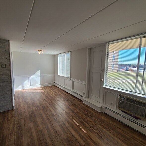 Building Photo - 225 S Rohlwing Rd