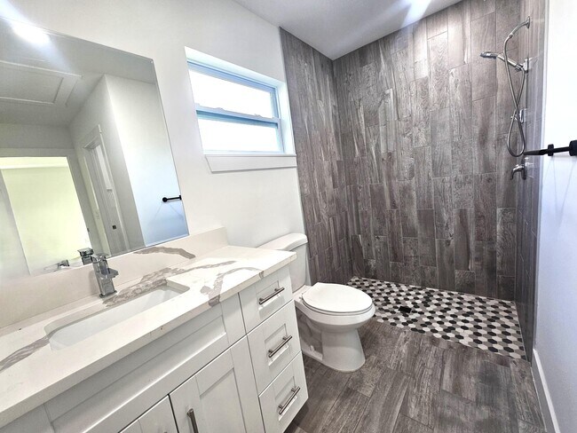 Building Photo - 2447 NW 5th St