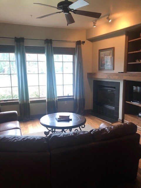 Condo livingroom - 2056 W Bellerive Ln