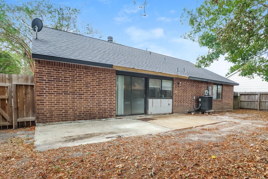 Building Photo - 22730 Hawkwood Dr