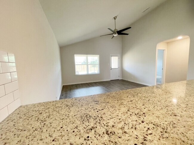 Building Photo - Come check out this well maintained 4 bedroom, 2.5 bath home in the well desired community of Lan...