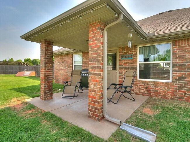 Building Photo - AVAILABLE NOW -  $500 Off First Month | 4-Bed Home in the Heart of Mustang | Storm Shelter & Mode...