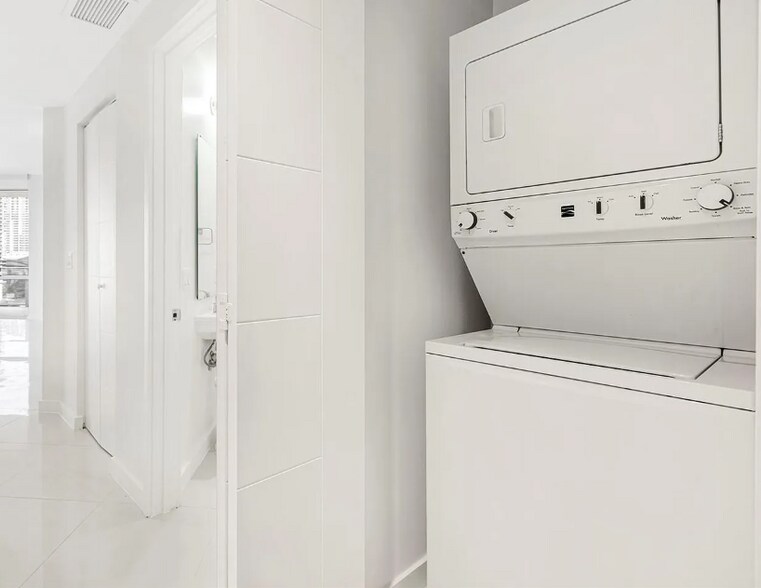 Building Photo - 1010 SW 2nd Ave