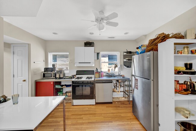 Building Photo - 919 Foster St