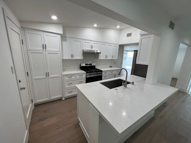 Building Photo - Pierpont Beach House for Lease!