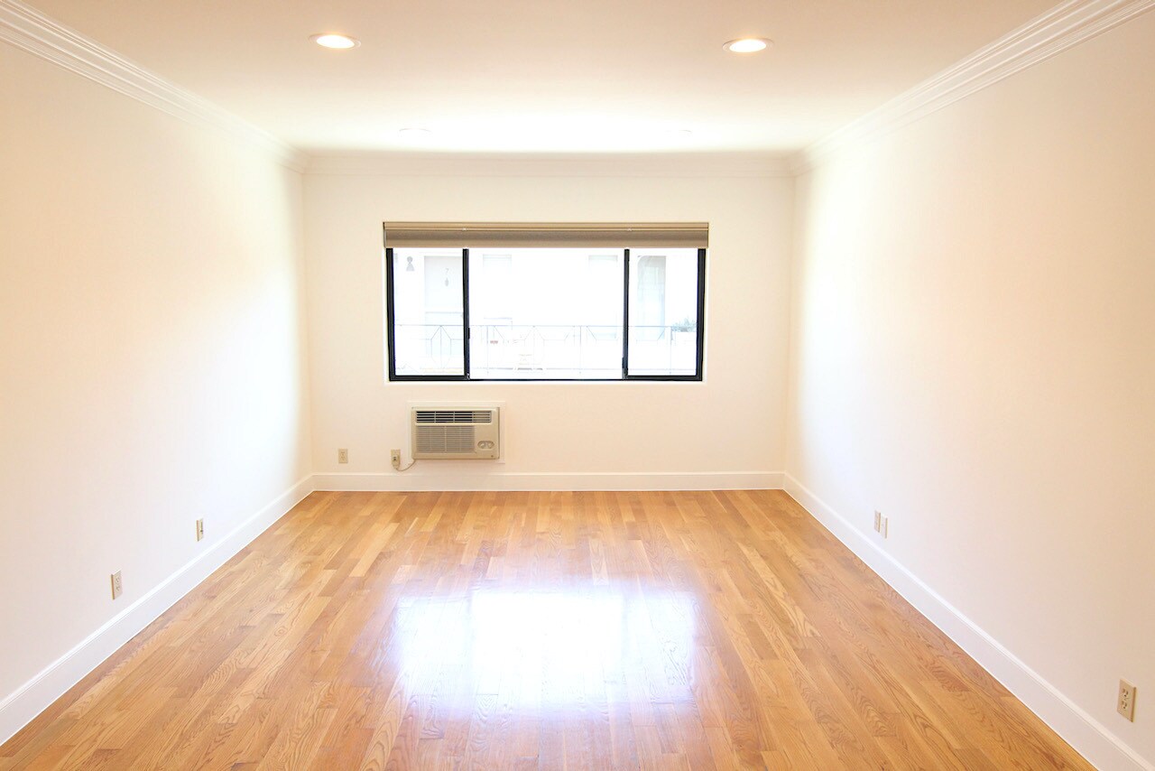Building Photo - 600 N Sweetzer Ave