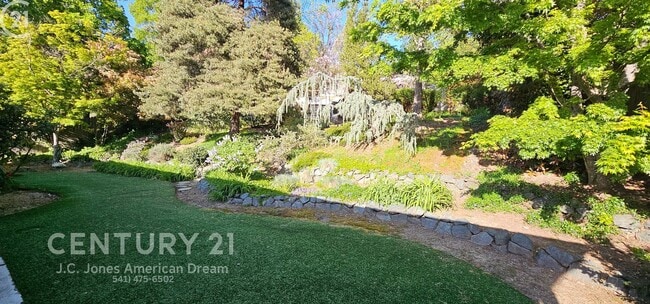 Building Photo - Single Family Home in NE Grants Pass with RV Parking