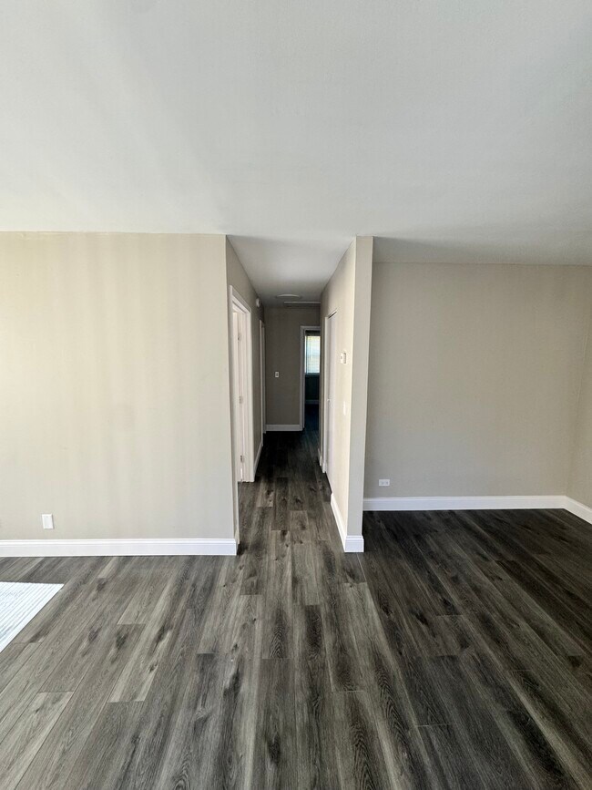 Building Photo - 5556 Allemong Dr