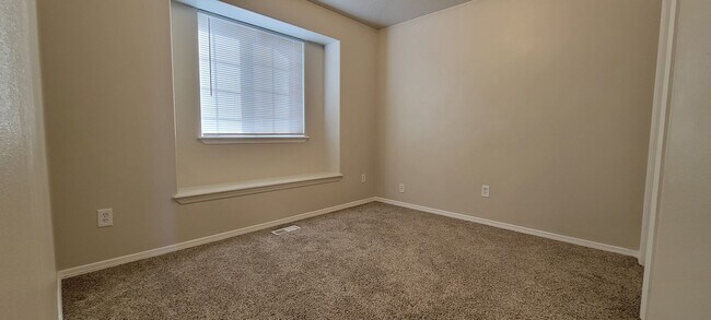 Building Photo - Caldwell 4 Bedroom 2 Bath Home + Bonus Room!