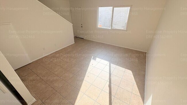 Building Photo - 2 bedroom 1.5 bathroom townhome near shopping centers and hospital! Located in the 93305 zip code...