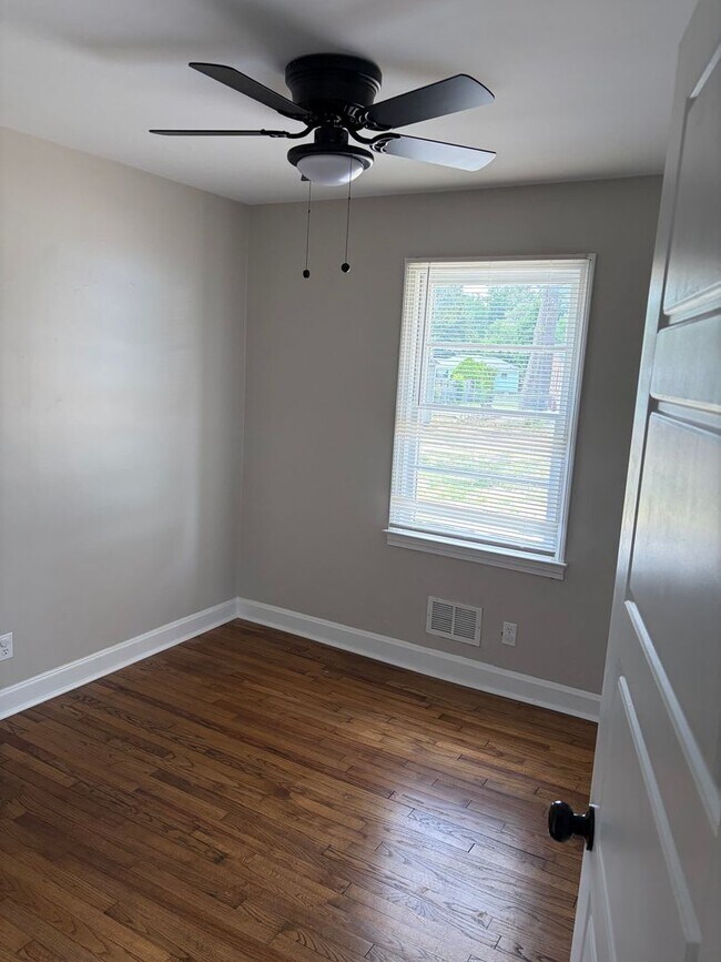 Building Photo - Beautiful brick home, Fully fenced in yard!!