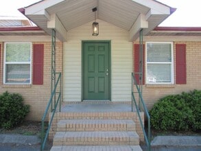 Building Photo - Charming 2BD/1BA Garden-Style Apartment