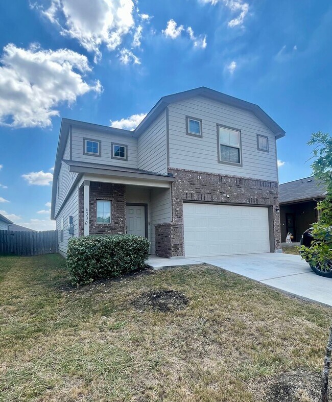 Primary Photo - Spacious 4 Bedroom/Loft Area ~ Convenient ...