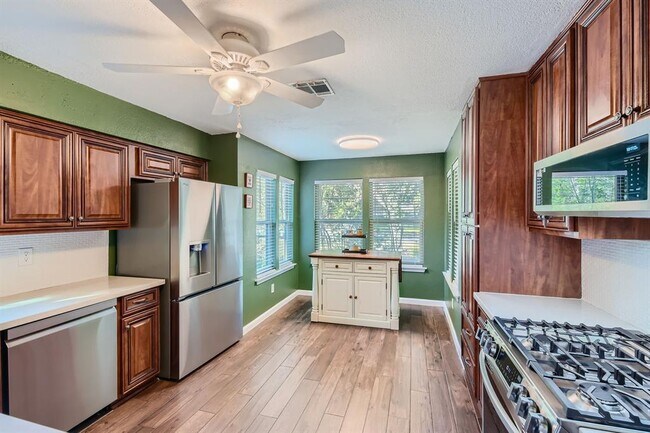Building Photo - 4910 Pelham Dr