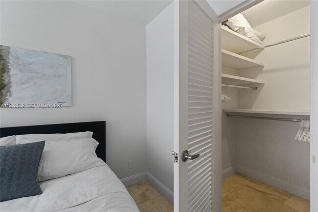 Building Photo - 100 Lincoln Rd